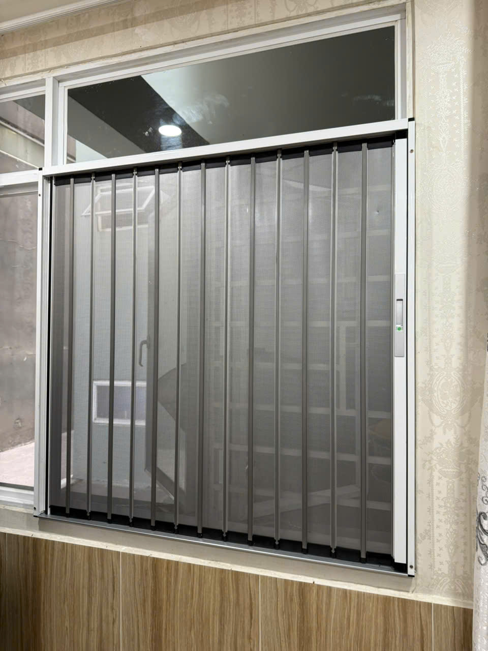 Cửa lưới xếp lá nhôm - Ảnh 3
